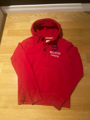 Röd hoodie från Hollister  - Skick: 9/10 | Riktigt fet! skriv vid frågor och lägg prisförslag 