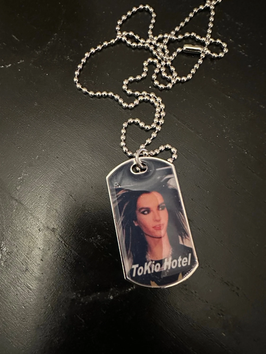 Halsband med Tokio hotel i rostfritt stål.