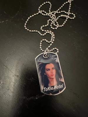 Halsband med Tokio hotel i rostfritt stål. - Helt nytt halsband med Tokio hotel. Material i rostfritt stål.