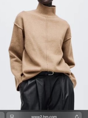 Beige stickad polotröja  - Jätte snygg stickad tröja med hög nacke ifrån h&m. Det är bara att fråga om du vill ha mer bilder💕