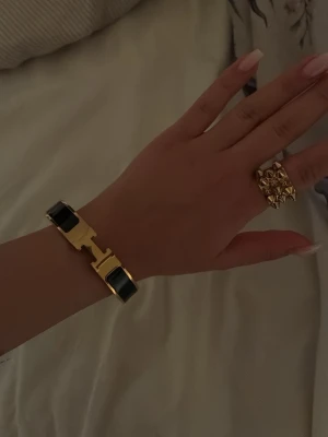  svart och guld Clic H armband - Kom privat för fler bilder💕 klicka gärna köp nu