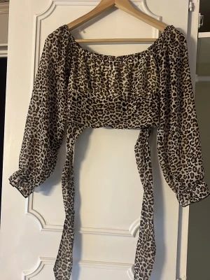 Topp  - Knyter i ryggen ( öppen rygg) helt ny