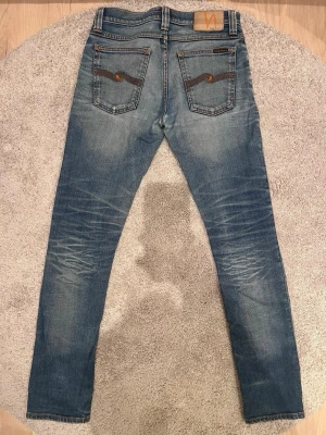 Nudie Jeans Grim Tim - Säljer nu dessa riktigt schyssta Nudie jeansen, modellen på dessa är Grim Tim, dem sitter slim fit, storleken är W27 & L32, dessa har en snygg blå tvätt, dem går för runt 1600 nya, vi säljer dem nu för 499, riktigt bra skick, vid fler frågor kring mer bilder eller liknande är det bara att höra av sig / AC Fashion 🤝