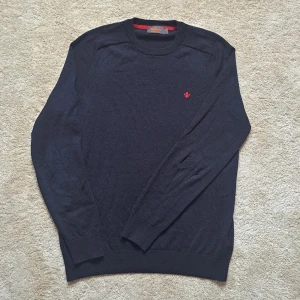 Marinblå Morris tröja - 100% merinoull  - Hej säljer en snygga Morris tröja som är gjord av 100% merinoull. Skicket är 7,5/10 för på vänster armbåge har det varit små hål som blivit lagade. Det smälter in väldigt bra. Storlek Medium. Passar S/M. Hör av dig om du har några frågor. Mvh 