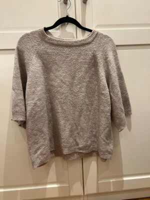 Stickad T-shirt - Stickad T-shirt kommer i paket 