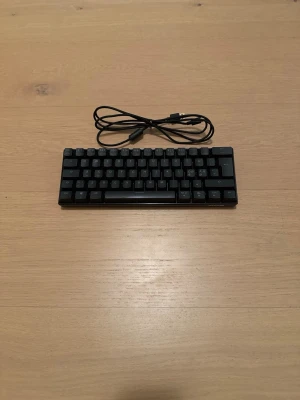 NOS mekaniskt tangentbord  - Kompakt mekaniskt tangentbord från NOS med USB-C anslutning. Tangentbordet är i nytt skick och levereras med medföljande USB-kabel som är 1,8 M lång. Perfekt för gaming eller arbete där du vill ha ett smidigt och responsivt tangentbord. Inga synliga defekter eller slitage.                                     ⭐️ Skick: 10/10 🎨 Färg: Svart 📦 Snabb och noggrann frakt