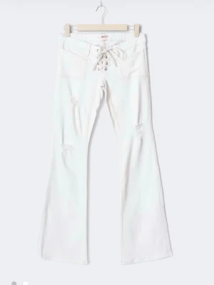 Vita bootcut jeans med snörning, SÖKER!!! - söker dessa skitsnygga jeans från gina trico i storlek M!!💕💕🙏🏽🙏🏽