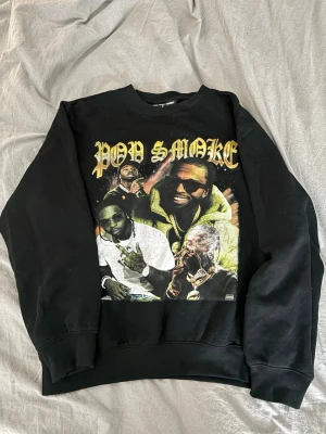 Pop smoke sweatshirt  - Jag säljer min svarta sweatshirt med ett tryck av pop smoke i storlek M (unisex). Köpt från iconsliving.se (iconsliving_official) på Instagram.