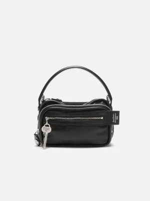 Svart handväska Acne Studios skinn - Säljer en svart handväska från Acne Studios i äkta skinn. Väskan har silverfärgade dragkedjor, ett coolt nyckel-hänge och flera fack. Kommer med original dustbag. Perfekt storlek för det viktigaste och riktigt snygg detalj till din outfit. Ny pris 14509 kr Axelremsväska Handtag och justerbar axelrem Silverfärgade fack med dragkedja och knappdetaljer i denimstil Nyckelberlock med märkeslogotyp Acne Studios-logotyp präglad med silverfilm Mått: 12 cm; 20 cm; 11 cm Mått på axelrem: Justerbara 46 cm 