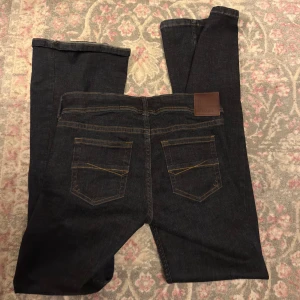 Bikbok jeans low bootcut - Säljer dessa jeans då dem är för stora för mig 