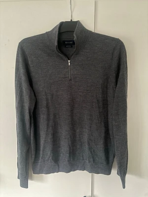 Riley merinoull half zip - Sjukt snygg grå populär half zip av högsta kvalite från Riley brothers av 100% merinoull i strl M. Inga hål eller fläckar i nyskick! Superfin och grym passform!