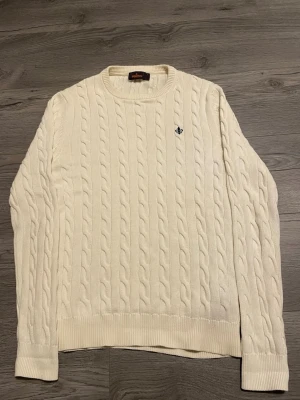 Vit kabelstickad tröja från Morris - Säljer en super snygg vit kabelstickad från Morris. Den lyfter din outfit i en vardag och går att använda till allt. Det är storlek S och håller måttet väldigt bra. Hör av dig vid fundering!:) fraktas samma dag som köp:)