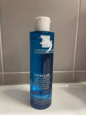 La Roche-Posay Effaclar toner - Effaclar toner från La Roche-Posay i en blå plastflaska med vitt lock. Tonern är mikro-exfolierande och astringerande, speciellt framtagen för fet och oren hud. Innehåller 200 ml och hjälper till att motverka pormaskar och ge en fräsch känsla.