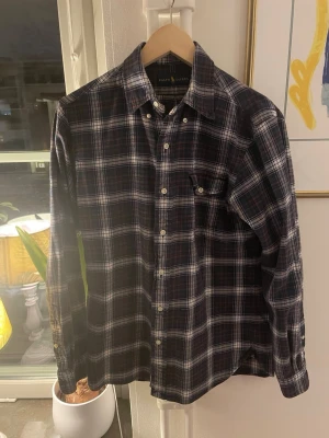 Ralph Lauren skjorta - Tja! Säljer nu denna riktigt coola rutiga skjorta från Ralph Lauren! Skicket är väldigt bra på detta otroliga plagg! På lappen i skjortan så säger den storlek S men skulle säga att skjortan passar mer som M. Kom gärna med frågor eller bud!
