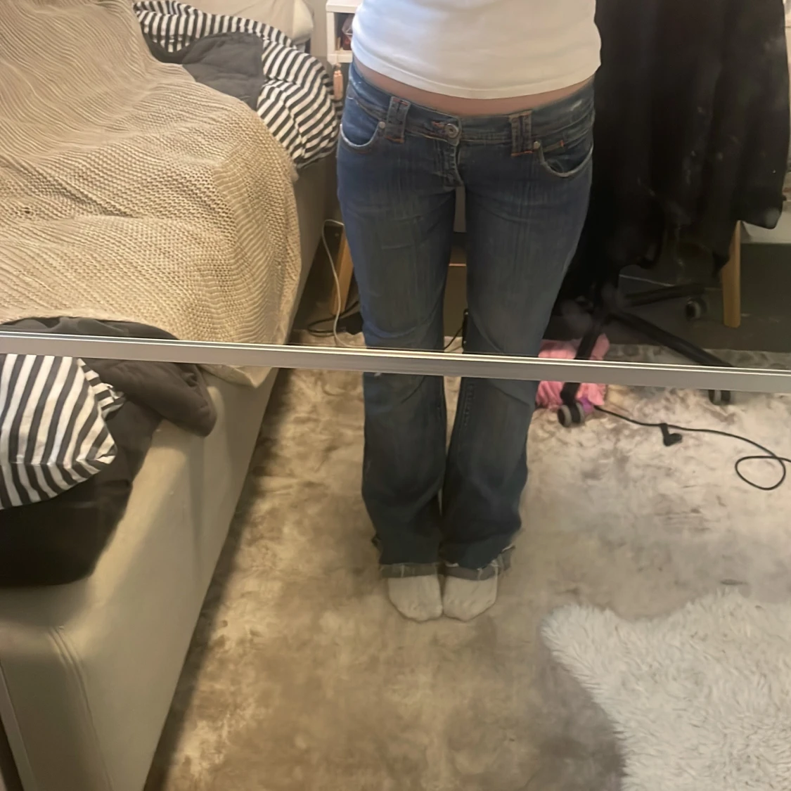 Blå bootcut jeans med slitna detaljer - 2