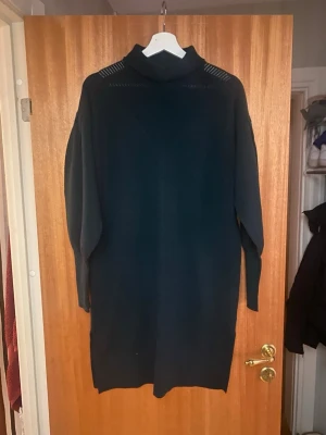Mörkblå stickad polotröja Freequent - Säljer en mörkblå stickad polotröja från Freequent i storlek medium. Tröjan har lång ärm, hög polokrage och snygga stickade detaljer upptill. Perfekt för kyliga dagar och enkel att styla med både jeans och kjol.