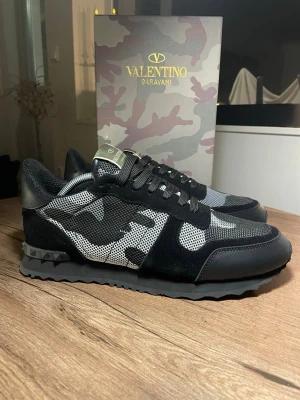 Valentino rockrunners  - Valentino garavani rockrunners | storlek 44 | inga defekter | allt og fås med! | kom pm vid frågor!:)