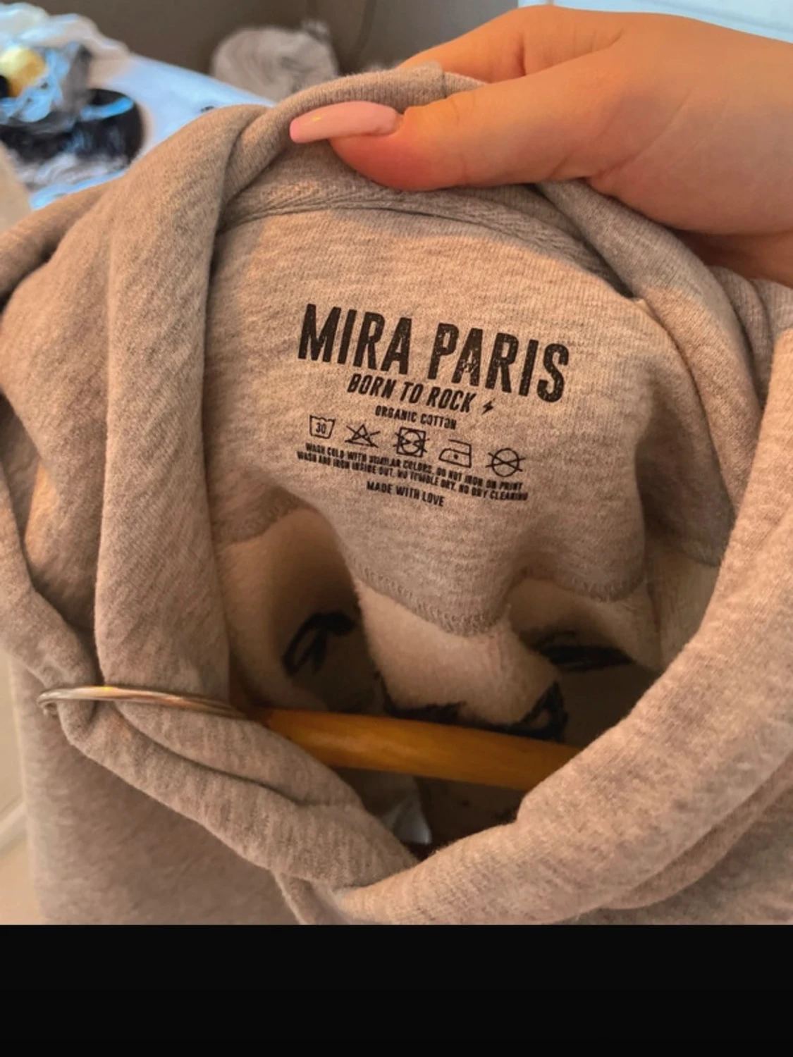 Grå hoodie med mi amor tryck på ryggen - 2