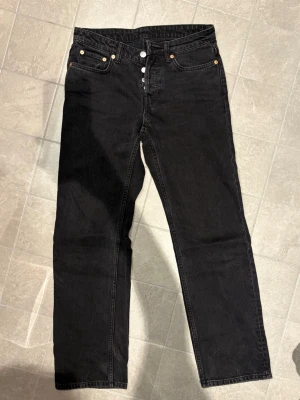 Svarta straight jeans  - Svarta jeans från Weekday i storlek 27/30 i modellen Pin mid straight jeans!