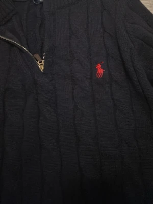 Stickad tröja (dm för bilder) - Obs! 1:1Dm för mer bilder. Storlek S-M