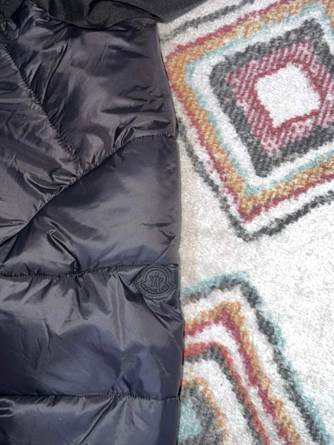 Svart Moncler dunjacka med huva - 2