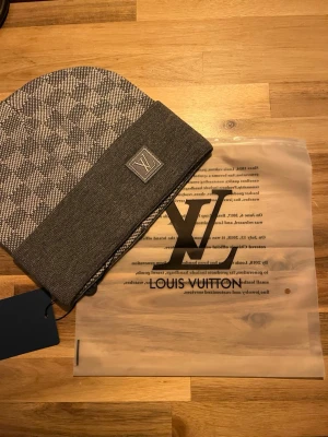 Grå mössa med rutmönster - Snygg grå mössa med klassiskt rutmönster och vikt kant. logga på en patch framtill. Mjuk och stretchig kvalitet som känns lyxig och trendig. Perfekt accessoar för dig som gillar exklusiv streetstyle. GE PRISFÖRSLAG! Skriv om ni har frågor 