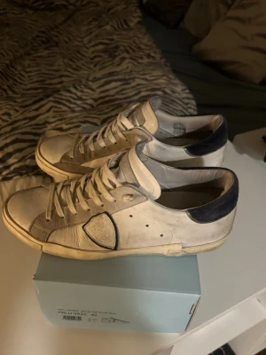 Vita sneakers från Philippe Model - Philippe model skor med navy häl i storlek 42