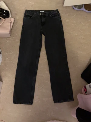 Svarta raka jeans - Säljer ett par svarta raka jeans som har en enkel och clean look, perfekta till alla typer av outfits. 