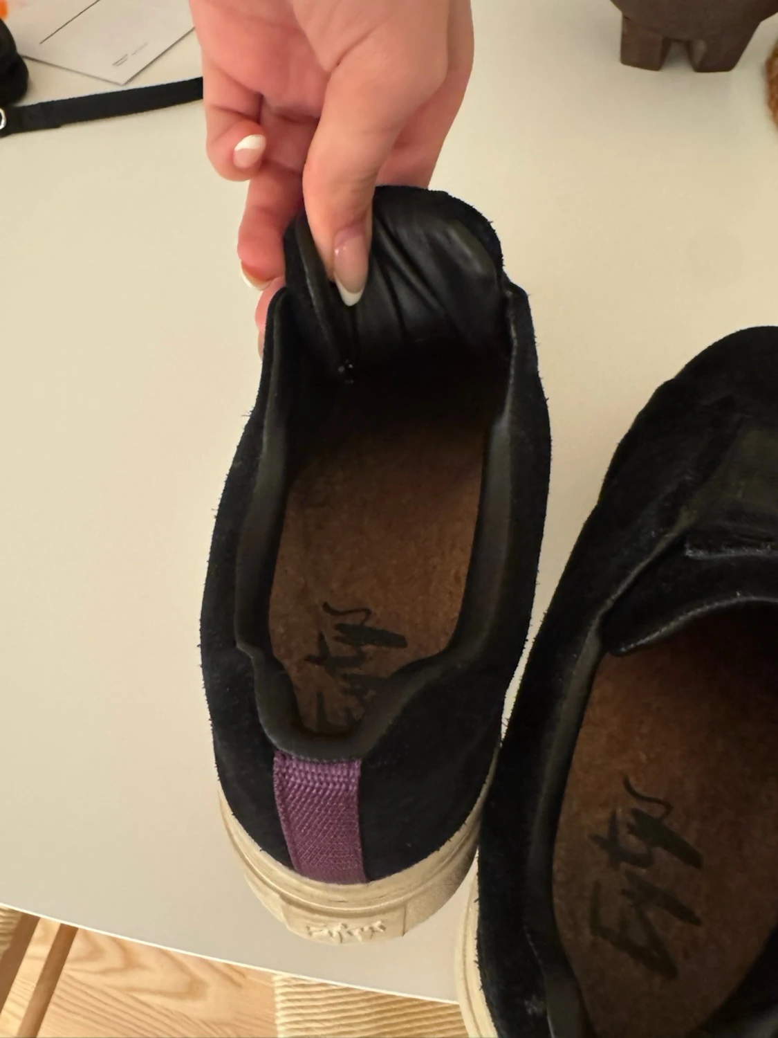 Svarta slip-on sneakers från Eytys - 1