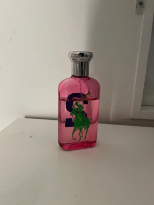 Ralph Lauren Big Pony 2 parfym - Parfym från Ralph lauren, väldigt mycket kvar som luktar super gott då den marinerat länge, 100ml flaska