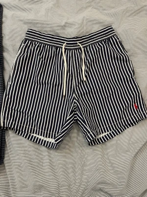 Ralph lauren badbyxor  - Randiga Ralph lauren badbyxor i storlek S