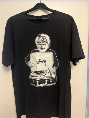 Vintage Stüssy t-shirt  - Large baggy t-shirt från Stüssy, några enstaka fläckar i nacken annars i bra skick. Hör av er om ni undrar något.