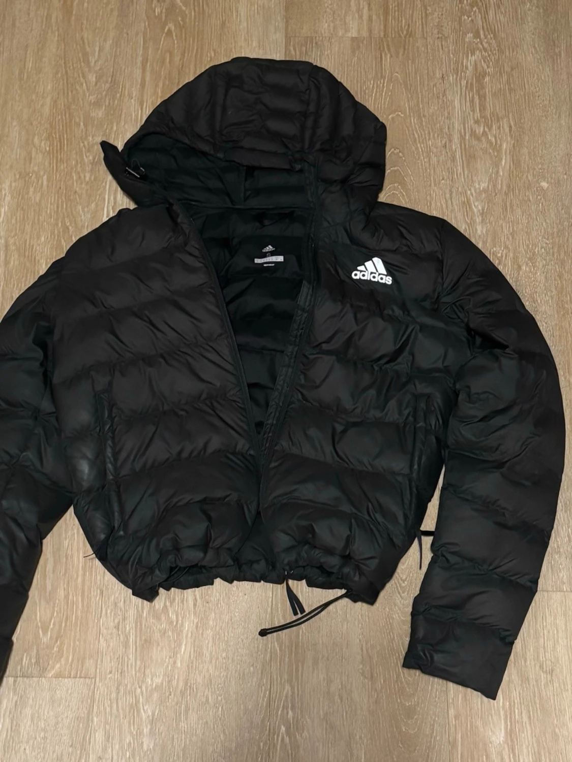 Svart dunjacka med huva från Adidas