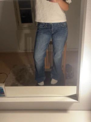 Low waist baggy jeans - Snygga low waist baggy/starhigt jeans. Jag har sytt upp dom och jag är 160cm och de sitter perfekt i längden💗