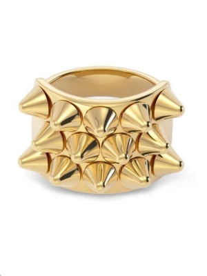 Guldfärgad ring med nitar - Cool ring i guldfärgad metall med flera spetsiga nitar på ovansidan. Ringen har en bred design och ger ett edgy och trendigt intryck. Perfekt för dig som vill sticka ut och addera en tuff detalj till din stil.