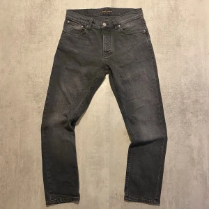 Gråa nudie jeans (Grim Tim) - Säljer ett par feta nudie jeans  | skicket på jeansen är 8/10 väldigt bra | storlek 30/30 | ny pris 2000: mitt pris är 499 | skriv vid frågor och funderingar  