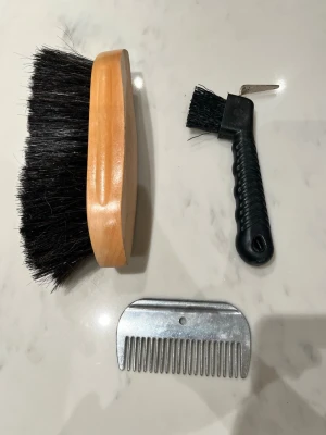 Ryktlåda  - Ryktlåda med en hovkrats, borste och mankam. 