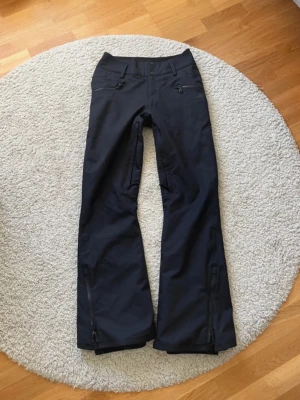 Slim bootcut skidbyxor  - Jättesnygga skidbyxor/snowboardbyxor från Burton! Perfekta nu i vinter❤️🙏🏼