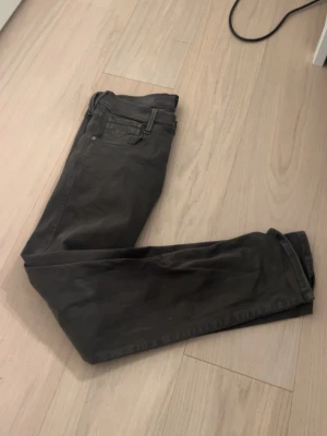Mörkgrå Replay jeans slim fit - Säljer ett par feta replay jeans i 30 30 och är knappt använda alls. 