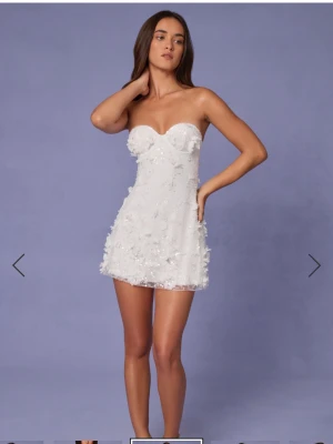 Studentklänning - Det är med stor sorg jag nu bestämt mig för att sälja vad jag trodde skulle bli min studentklänning pga att den var för kort för mig. Klänningen är från oh polly i modellen edita. Den är endast testad och axelbanden följer självklart med! Köpt för ca 1600kr. Skriv för mer info eller bilder🫶🏻🌸bud går bra!