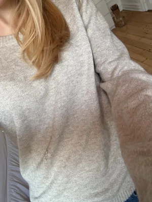 Beige stickad tröja - Supermysig beige stickad tröja från Vila i storlek S. Jättefint skick förutom en tråd som sticker ut, men går säkert att peta in igen💕