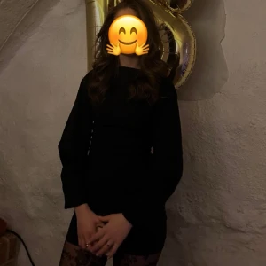 Svart kort klänning från Showpo  - Super fin svart klänning från Showpo. Endast använd 1 gång så den är helt ny! Köpt för 1200kr Varav 200kr var frakt och tull.  Skriv till mig vid funderingar🥰