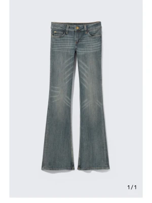 Blå bootcut jeans med låg midja - Snygga blå bootcut jeans med låg midja och klassisk femficksdesign de har storlek 27/32. Jeansen har en lätt tvättad look med slitningar framtill och är tillverkade i mjukt denimtyg. Perfekta för en avslappnad och trendig stil. Har användits 8 gånger. Priset går att diskuteras
