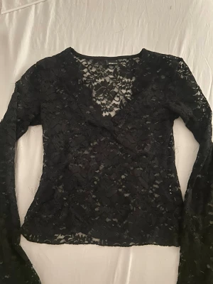 svart spetstopp - jättesnygg spetstopp från gina tricot!!