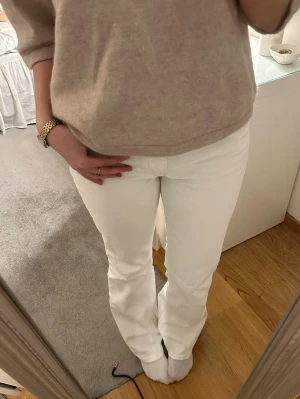 Vita bootcut jeans - Säljer mina så fina bootcut jeans! 💕💕Knappt använda. De är i storlek 38 men passar mig som bär 36. Hör gärna av er vid frågor 