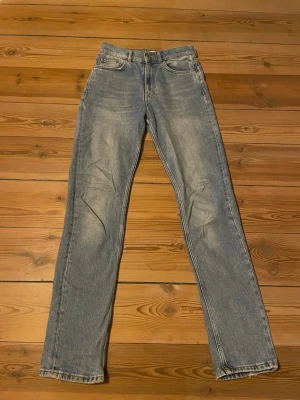 Gina perfect jeans  - Gina perfect jeans i ljusblå tvätt med rak passform. Jeansen har fem fickor och är tillverkade i slitstark bomullsdenim. Inte använda så mycket.