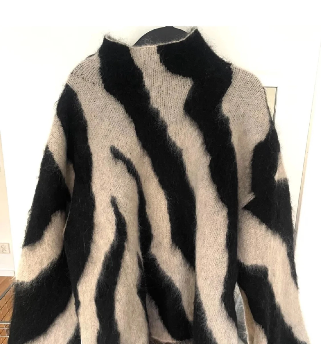 Beige och svart zebramönstrad stickad tröja - 1