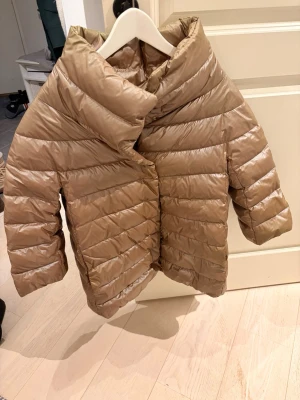 Herno jacka - Jättefin jacka från herno! Storlek IT42, motsvarar small. Jag skulle vilja byta den mot en annan färg, antingen i storlek it 42,40 eller 38, men jag kan även tänka mig att byta mot andra saker i ungefär samma prisklass! Hör gärna av dig ifall du är intresserad av att köpa den eller om du har någonting som du vill byta den mot. Lite missfärgad vid kragen men ingenting jag tycker man märker när man har på sig den.