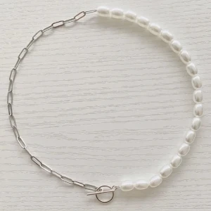 Pärlhalsband  - Halsband med kedje detalj till salu! Handgjord av oss Halsbandet görs personligt just för köparen och därför bestämmer man själv längden! Finns även guld 