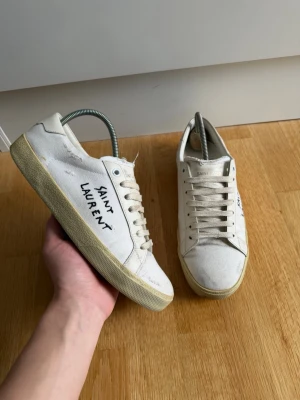 Saint Laurent skor - Hej, säljer nu dessa riktigt snygga Saint Laurent skor till ett riktigt bra pris. | Skorna är i använda som syns på bilderna men fortfarande i bra skick. | Storlek 39 1/2 men passar upp mot 41. | Hör av er vid frågor!🌟